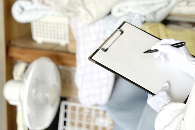 不用品を査定する人