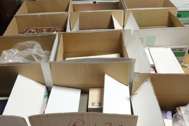 遺品整理・生前整理でダンボールに詰められた不用品