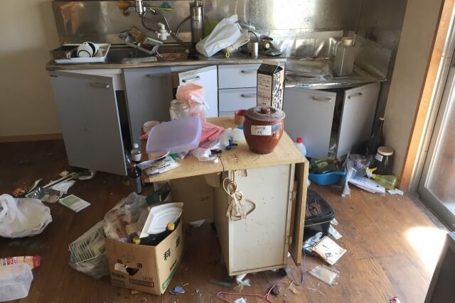 荷物が散乱して荒れているキッチン