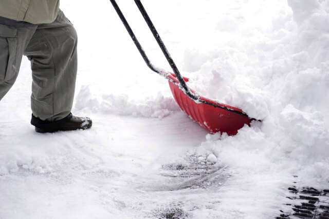 スノーダンプで雪かきをしている