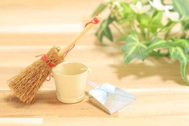 竹ぼうき、バケツ、ちりとりの図