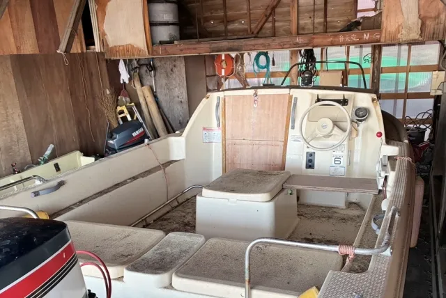 倉庫の中にある船の状態