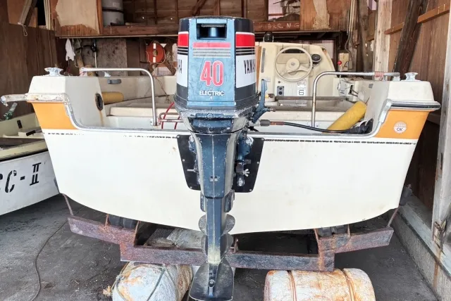 倉庫の中にある船を後から見た様子