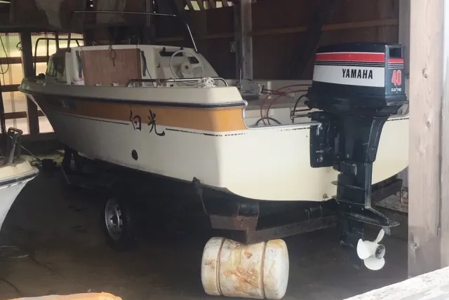 倉庫の中にある船の全体の様子