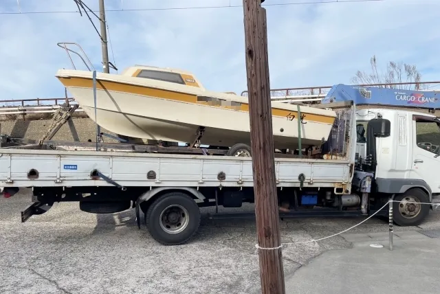 船をトラックの荷台に乗せた状態