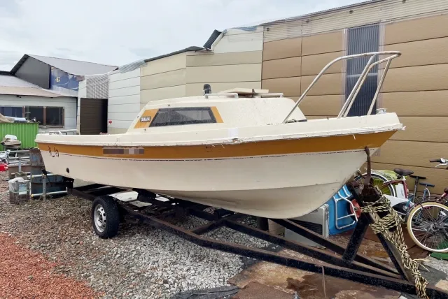 船をリサイクルショップまで運んできて保管している状態